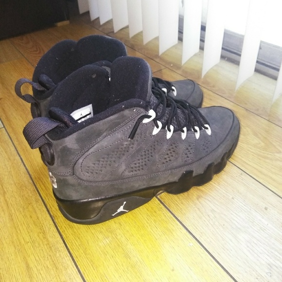 Jordan Wolf Grey 9s - Picture 2 of 4